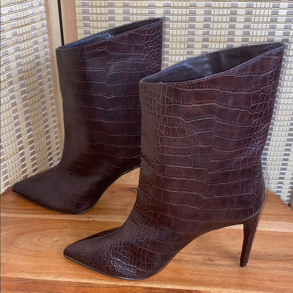 Express Woman’s 6 Snakeskin Textured Asymmetrical Booties Shabby Chic - Picture 3 of 5